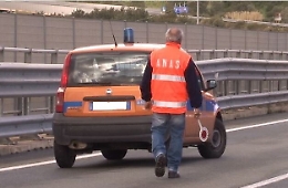 Incidente sulla Catania-Palermo: tir si ribalta e autista resta ferito