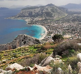 Palermo: veduta di Mondello ripresa da Monte Gallo