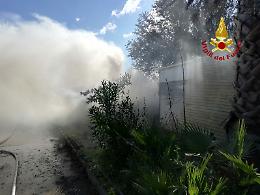 Belpasso, capannone pieno di fieno a fuoco: cause ancora da accertare