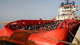 Migranti, giunti a Porto Empedocle i 232 salvati dalla nave dell'Eni
