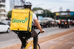 Palermo, bloccano e rapinano un rider Glovo: bottino 150 euro