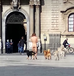 Catania, gira nudo per le strade del centro: senzatetto portato in ospedale