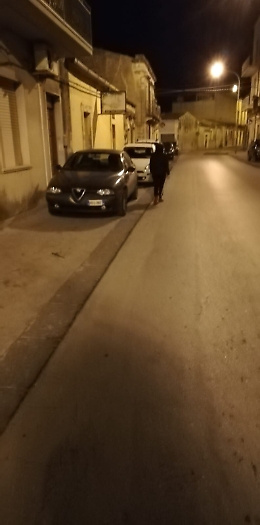 A Noto (Sr) pedoni in strada e auto sui marciapiedi