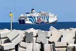 Migranti (anche positivi) tentano di fuggire dalla nave quarantena Allegra