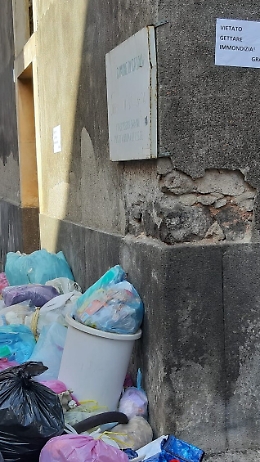Catania: via Giordano Bruno ridotta ad immondezzaio