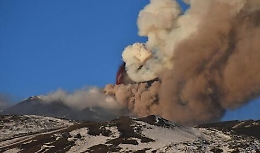 Eruzione Etna, Ingv: «Siamo in attesa di un proseguo dell'attività esplosiva»