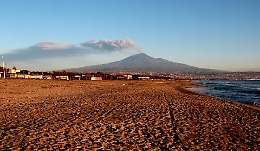Etna, attività stromboliana dal cratere di Sud-Est e tremore vulcanico in aumento