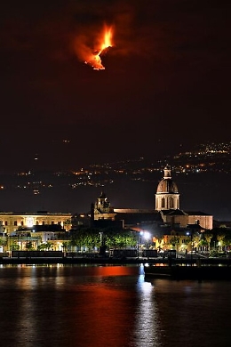 Due luci si riflettevano, ieri sera, sull'acqua del porto di Riposto
