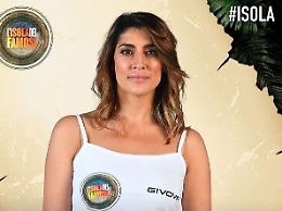 Elisa Isoardi all'Isola dei Famosi. Il web insorge: «Sei caduta in basso»