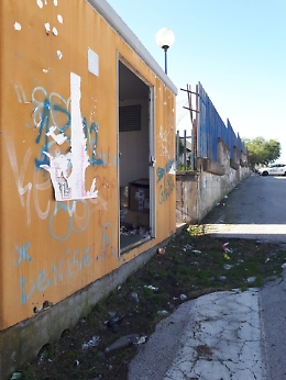 Catania: sempre più lercio il casotto accanto le scuole
