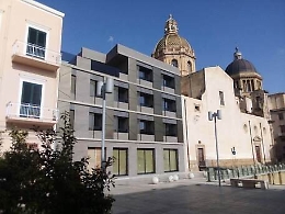 Marsala, palazzo in marmo e vetri nel centro storico barocco: aperta un'inchiesta