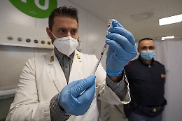 Covid, anche in Sicilia operatori sanitari "no-vax"
e la Ugl: «Serve una legge che regoli la questione»