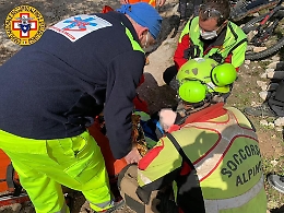 Biker cade e batte la testa nel Palermitano: salvato dal soccorso alpino