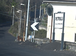 Etna, fitta coltre di cenere lavica su strade, piazze e terrazzi ai piedi del vulcano