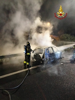 Catania, incidente lungo viale Mediterraneo: auto in fiamme e lunghe code