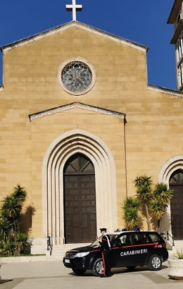 Rissa in chiesa tra famiglie dopo il battesimo: dodici denunciati