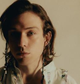 Festival di Sanremo, un positivo nello staff di Irama: artista non può cantare