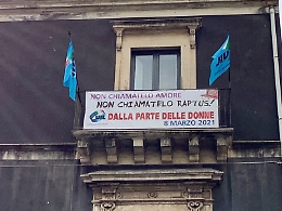 Otto Marzo, dalla Uil il messaggio sul balcone: «Non chiamatelo amore. Non chiamatelo raptus!»