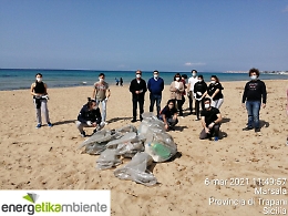 Marsala (Tp): giovani ambientalisti ripuliscono spiaggia