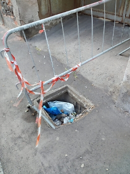Catania: ancora pericolante il tombino davanti l'autoparco comunale