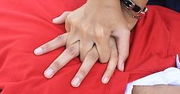 Si accascia mentre passeggia con i figli: passante presta primi soccorsi