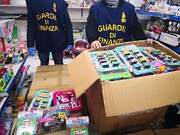 Dalle mascherine ai giocattoli, 9.000 articoli sequestrati nel Catanese