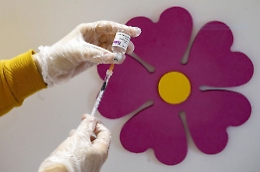 Tra i furbetti del vaccino anche un alto prelato e un ex magistrato