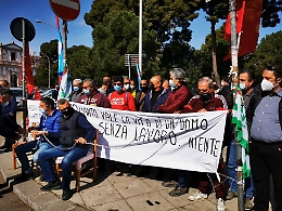 Operai Blutec di Termini Imerese in catene davanti alla Regione