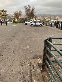 Catania, lungomare: c’è chi passeggia e chi posteggia