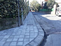 San Gregorio (Ct): "I marciapiedi lasciateli ai pedoni"