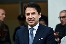 Conte: «Oggi l'Italia si risveglia, è il Vaccine Day»
