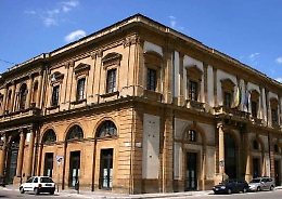 Giro di residenze fasulle: 21 sotto inchiesta a Caltanissetta per truffa al reddito di cittadinanza, tra loro 3 vigili urbani