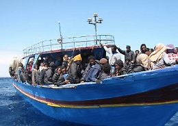Porto Empedocle, soccorso barcone con una ottantina di migranti a bordo