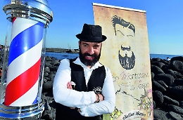 Giovanni, il "figaro" catanese che taglia barba e capelli anche in riva al mare