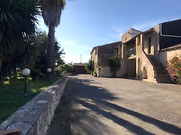 Se lo Stato deve chiedere permesso nell’agrumeto confiscato alla mafia: il caso di Palagonia