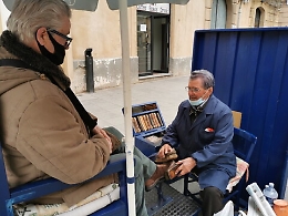 Giuseppe Romano, “sciuscià” da 77 anni: «Oggi “restauro” scarpe»