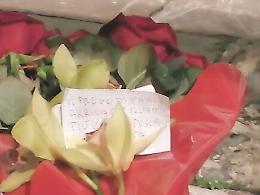 Sant'Agata, toccante biglietto con fiori davanti alla Cattedrale: «Fateglieli arrivare il più vicino possibile»