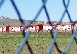 Migranti, ex dipendenti Cara di Mineo: «Pronti a fare la "valigia di cartone"»