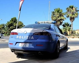 Prende a calci l'auto della Polizia in sosta. Arrestato, ad Agrigento, un tunisino di 35 anni
