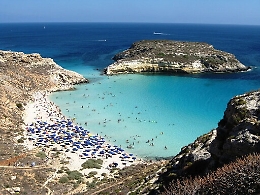 Lampedusa, frana su bagnanti costone dell'isola dei Conigli: ci sarebbero dei feriti