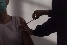 Da febbre a dolori, 30.000 reazioni avverse su 4,1 milioni di vaccini inoculati in Italia: il report dell'Aifa