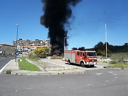 Catania, incendio di copertoni e rifiuti a Librino