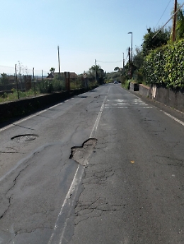 La strada tra San Giovanni la Punta e Trecastagni in condizioni pietose