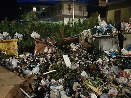 Catania, cassonetti in fiamme a San Giovanni Galermo