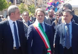 Niscemi, non ha clienti al bar e dà al sindaco un colpo di chiave inglese in testa