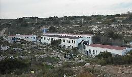 Malore mortale per un immigrato nell'hotspot di Lampedusa