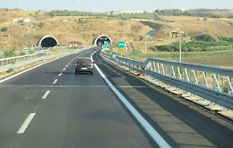 Scontro tra auto lungo la Siracusa Catania, muore  un anziano