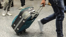 Aerei, si potrà portare il trolley in cabina