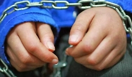 Naro, tenevano un disabile segregato in catene: arrestati i due tutori