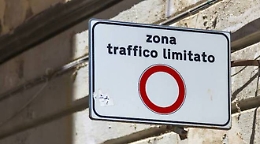 Multata 31 volte per aver violato la Ztl: giudice di pace annulla tutto e il Comune ricorre in appello